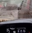 Un aluvión en Las Condes quedó registrado en un impactante video grabado por el propio conductor. Conoce las imágenes que muestran cómo la corriente de agua y barro lo arrastra por una calle.