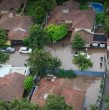 Dron muestra la fuerza del aluvión en Camino del Alba, en la comuna de Las Condes. En el sector de San Carlos de Apoquindio, el agua y el barro complican el tránsito, mientras un club de tenis permanece parcialmente inundado.