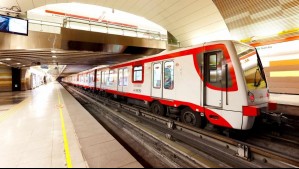 Metro de Santiago cierra dos accesos de estación Los Domínicos por acumulación de agua tras aluvión en Las Condes