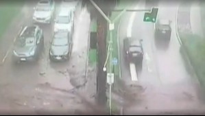 Impactante registro capta el momento exacto en que el aluvión baja por el sector precordillerano de Las Condes