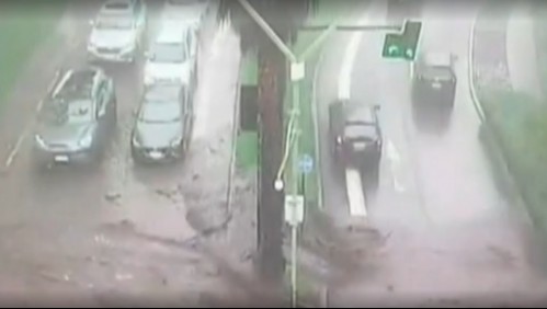 Impactante registro capta el momento exacto en que el aluvión baja por el sector precordillerano de Las Condes