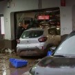 Un automóvil fue arrastrado por el aluvión en Las Condes y terminó dentro de una tienda Oxxo tras romper el ventanal. La emergencia ocurrió en Camino La Fuente, donde la fuerza del agua y el barro también arrastró otros vehículos.
