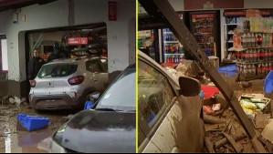 Auto terminó incrustado dentro de una tienda tras ser arrastrado por el barro en medio de aluvión en Las Condes