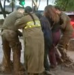La emergencia continúa generando dificultades para desplazarse por distintos puntos de Las Condes. En un despacho en vivo desde la comuna, se registró el momento en que funcionarios de Carabineros ayudaron a peatones a cruzar