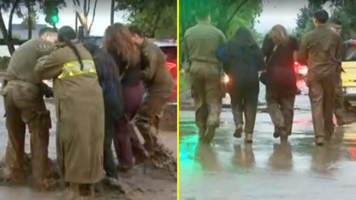 Carabineros ayuda a peatones a cruzar en medio de aluvión en Las Condes