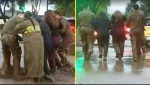 Carabineros ayuda a peatones a cruzar en medio de aluvión en Las Condes