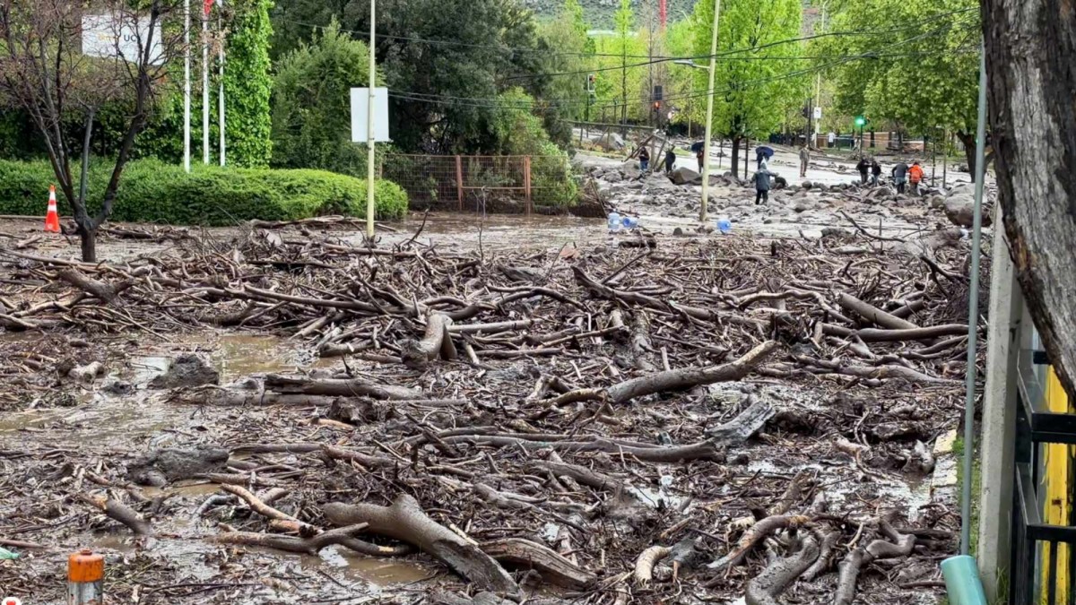 Minsal llama a tener precaución por la calidad del agua tras aluvión en Las Condes: Estas son las recomendaciones