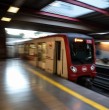 Metro de Santiago suspendió el servicio en las estaciones Los Dominicos y Hernando de Magallanes de Línea 1 tras la Alerta Roja por el aluvión que afecta a Las Condes.