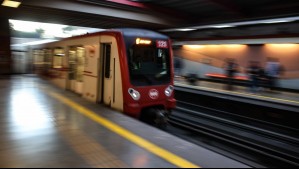 Metro de Santiago cierra dos estaciones de Línea 1 tras aluvión en Las Condes
