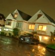 A horas del aluvión en Las Condes, varias viviendas del condominio Santa Sofía siguen inundadas. Un vecino relató cómo su familia intenta retirar el agua y el barro de su hogar.