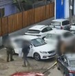 Carabineros detuvo a dos sujetos acusados de integrar una banda dedicada al robo de neumáticos en la RM. Fueron sorprendidos con herramientas para extraer ruedas y en un vehículo que mantenía un encargo vigente por robo con intimidación.