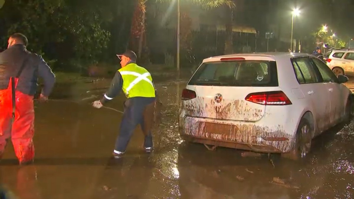 Intentan retirar autos atrapados en el barro tras aluvión en Las Condes