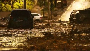 Calles llenas de barro, basura y autos destruidos: Así es el panorama de madrugada en Las Condes tras aluvión