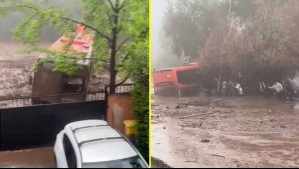 'Veníamos en el techo de la micro gritando': El relato de los pasajeros de un bus Red arrastrado por el aluvión en Las Condes
