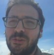Un chileno que hacía escala en Panamá relató la evacuación del aeropuerto tras el terremoto. Reportó daños en el techo y tiendas, pasajeros en el exterior y vuelos suspendidos.
