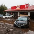 El OXXO afectado por el aluvión en Las Condes quedó cubierto de barro y con daños en su ventanal. Cuatro vehículos fueron arrastrados hasta el local, mientras equipos trabajan para recuperar sus instalaciones.