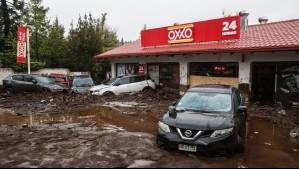 Así quedó el OXXO afectado por el aluvión en Las Condes: Barro, vehículos arrastrados y daños en su fachada