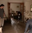 Josefina y Carlos mostraron los graves daños que dejó el aluvión en su casa de Las Condes: ventanales rotos, muebles arrastrados y una piscina cubierta de barro. La familia logró resguardarse en el segundo piso.
