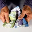Revisa si tienes bonos, pensiones o subsidios pendientes de cobro. Conoce cómo consultar con tu RUT en ChileAtiende y BancoEstado, qué beneficios puedes revisar y cómo solicitar el pago del dinero disponible.