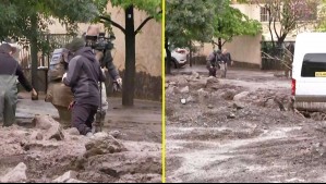 'Está llena de barro': Equipo de televisión sufrió percance durante cobertura por aluvión en Las Condes