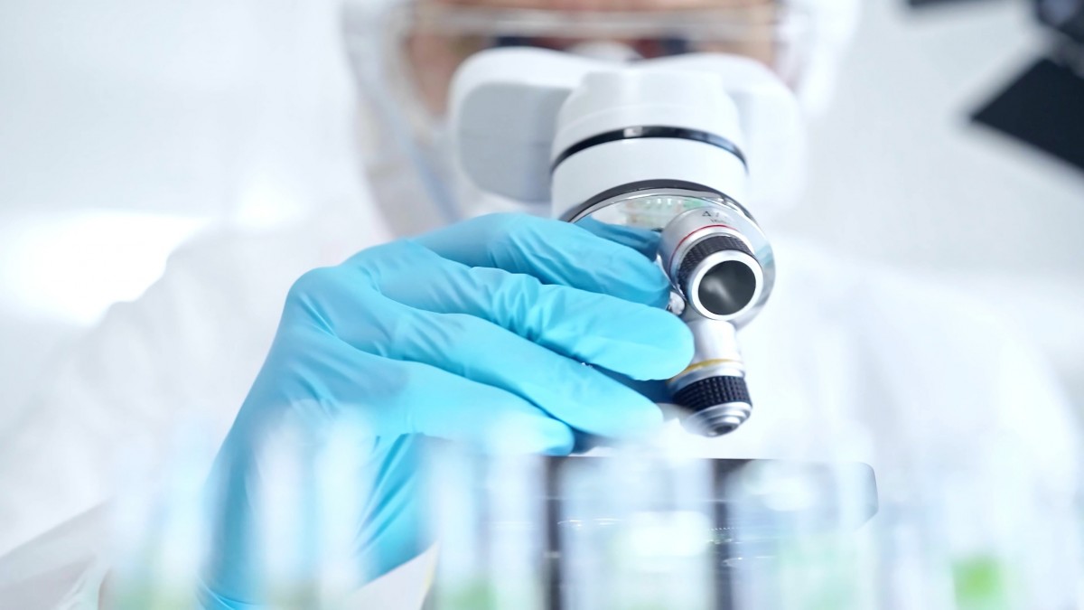 Laboratorios internacionales trasladan sus inversiones fuera de Chile: Ensayos clínicos caen casi 24% por demoras del ISP