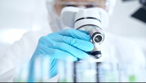 Laboratorios internacionales trasladan sus inversiones fuera de Chile: Ensayos clínicos caen casi 24% por demoras del ISP