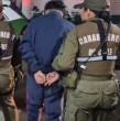 Carabineros detuvo a seis delincuentes tras asaltar a un conductor en Ñuñoa. La huida terminó cuando chocaron contra una micro de la locomoción colectiva. Producto del impacto, no se registraron pasajeros heridos.