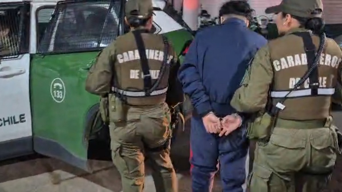 Persecución en Ñuñoa termina con choque a micro y seis detenidos tras robo de vehículo
