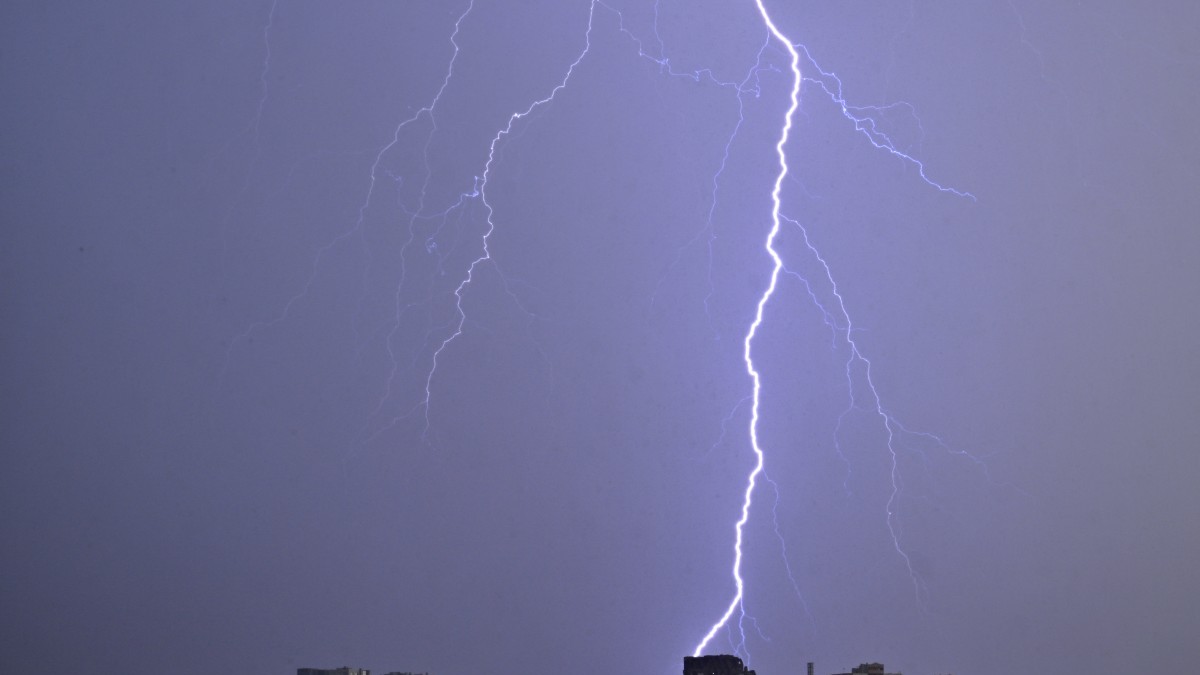 Meteorología emite aviso de probables tormentas eléctricas en sectores de ocho regiones del país