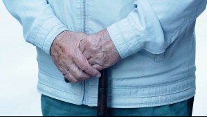Adulto mayor se fracturó la pierna por vereda en mal estado y no pudo ir al funeral de su esposa: Ahora recibirá $70 millones