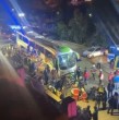 Un bus de pasajeros se desbarrancó la noche de este sábado en el cerro Barón de Valparaíso, cayendo hacia el estacionamiento de un condominio ubicado en la bajada de la avenida Los Placeres. ¡Detalles!