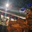 Una persona fallecida y varios pasajeros lesionados dejó el accidente de un bus que transportaba a más de 40 integrantes de una orquesta y que cayó por un barranco hasta terminar volcado en el estacionamiento de un condominio en Valparaíso.