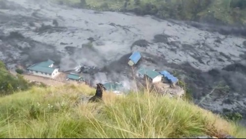 'Fue muy aterrador': Nueva inundación en Nepal arrastra decenas de casas y deja cinco desaparecidos