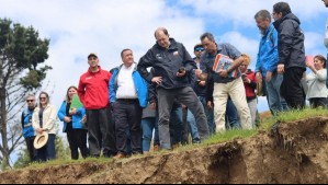 'Problemas de diseño graves': Ministro Poduje anuncia medidas para proteger de nuevos deslizamientos de tierra en villa de Arauco