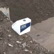 Un sensor de telemetría fue instalado en el sector donde colapsó un colector en San Carlos de Apoquindo, en Las Condes, tras el aluvión que arrastró agua, barro y grandes piedras por las calles.