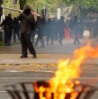 Este lunes 12 de octubre se realizó en Santiago una marcha conmemorativa por el Encuentro de dos Mundos, que comenzó en el cerro Santa Lucía y que terminó con incidentes.