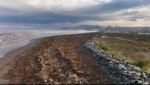 Un refrigerador, neumáticos y toneladas de basura: Así quedó la playa de Llolleo tras las lluvias