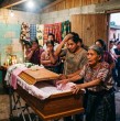 Una adolescente de 15 años, identificada como Yuleydi Ixcotoyac, sorprendió a sus familiares y vecinos luego de comenzar a moverse y abrir los ojos dentro de su ataúd durante su propio velorio en Guatemala.
