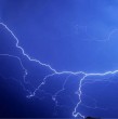 La Dirección Meteorológica de Chile (DMC) emitió una alerta por tormentas eléctricas desde la tarde hasta la noche de este martes 13 de octubre en zonas de siete regiones del país.