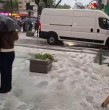 A través de diversos videos, se puede ver cómo la RM ha sido afectada por intensos granizos en medio del sistema frontal que se encuentra afectando a Santiago. Mira acá los registros.