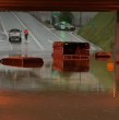 Las intensas lluvias inundaron pasos bajo nivel en Macul y Ñuñoa. En Macul, Bomberos rescató a seis personas de cuatro vehículos atrapados, mientras el agua dificultó el tránsito en el sector de Ñuble.