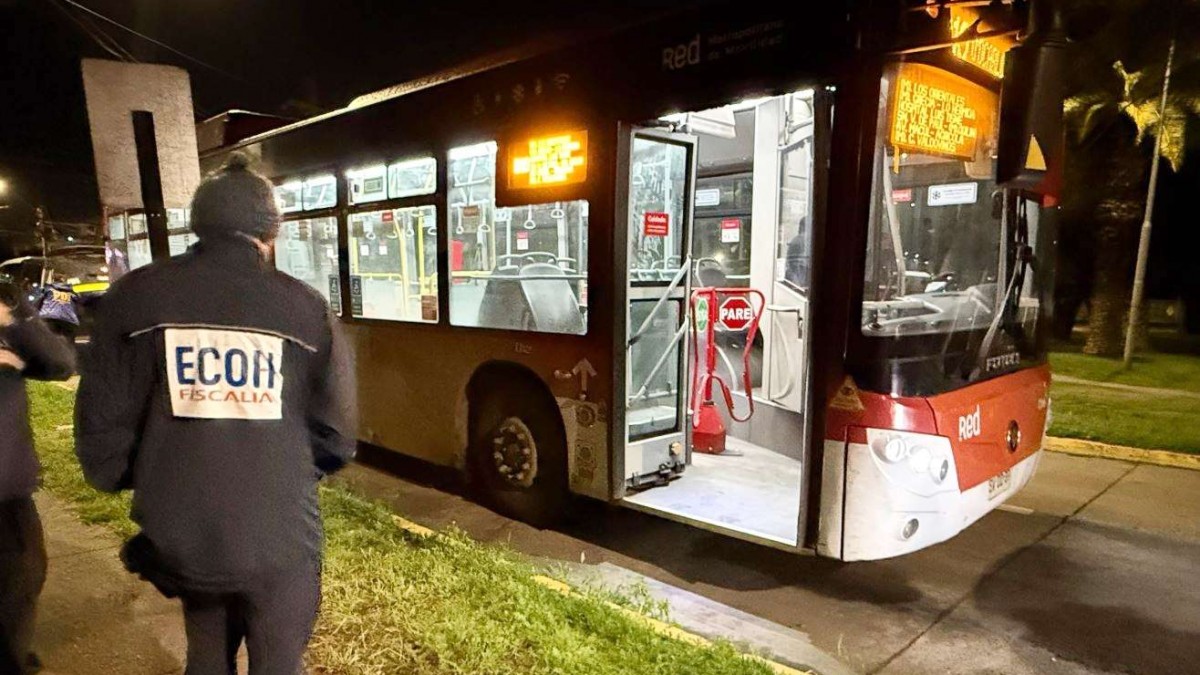 Hombre muere tras ser baleado en Macul: Acompañantes de la víctima amenazaron a chofer de bus RED para llevarlo al hospital