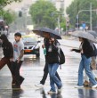 La lluvia ya se registra en sectores de la Región Metropolitana y se espera que los chubascos avancen hacia Santiago durante el día. Alejandro Sepúlveda explicó a qué hora aumentaría la probabilidad de tormentas eléctricas.