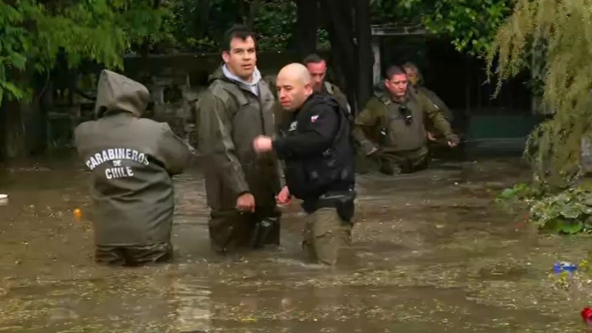 "Hasta la cintura": Inundación en sector de Ñuñoa dejó a residentes aislados por intensas precipitaciones