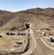 Un trabajador de 61 años murió tras caer cerca de 50 metros mientras operaba maquinaria pesada en una mina de Taltal, región de Antofagasta. Sernageomin investiga el accidente.