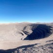 Un trabajador de 61 años murió tras caer cerca de 50 metros mientras operaba maquinaria pesada en una mina de Taltal, región de Antofagasta. Sernageomin investiga el accidente.