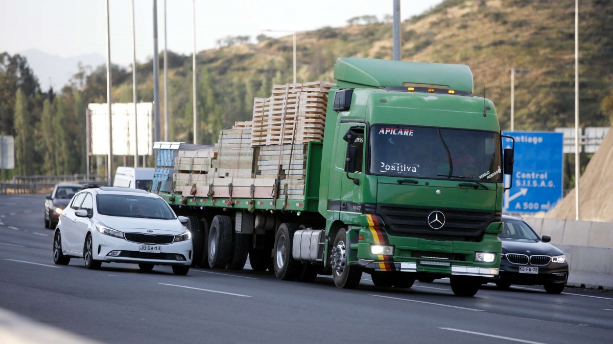 Gobierno anuncia garantía para transportistas ante alza del diésel: Así funciona y estos son los requisitos