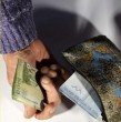 La Compensación por Diferencias de Expectativa de Vida busca mejorar las pensiones de las mujeres en Chile. El beneficio se entrega automáticamente, sin necesidad de postular, y contempla un monto mínimo de 0,25 UF.