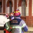 El Cuerpo de Bomberos de Santiago informó en la noche de este jueves de un derrumbe al interior de una propiedad, lo que provocó que personal de emergencias se movilizara para monitorear la situación.