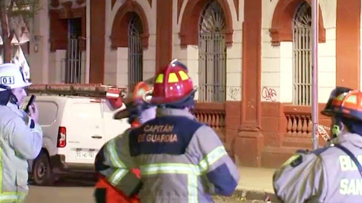 Derrumbe moviliza a personal de Bomberos en el centro de Santiago: Habría personas atrapadas